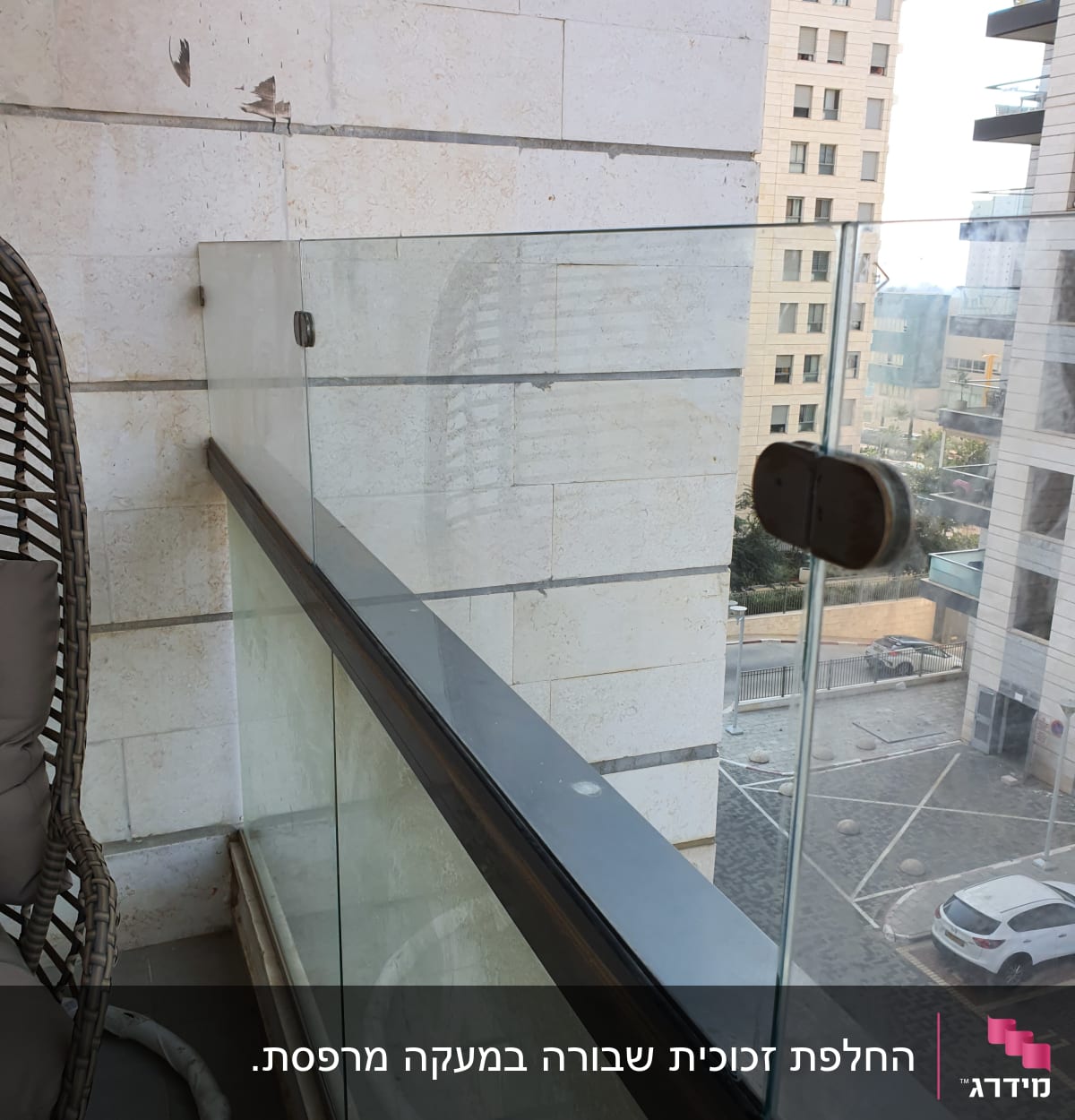 מעקה זכוכית במרפסת עם חיבורי מתכת